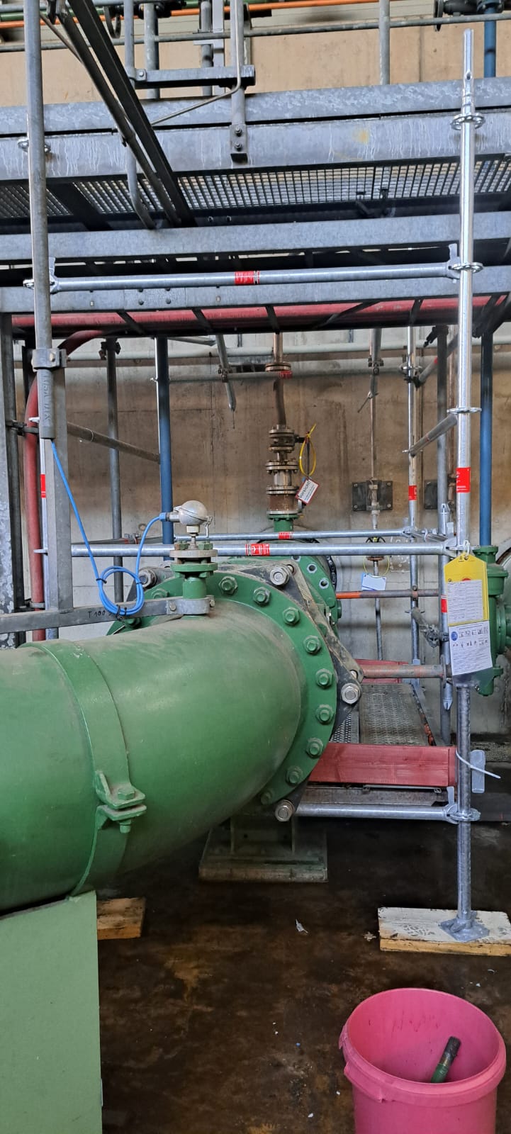 Prace montażowe na terenie zakładu petrochemicznego